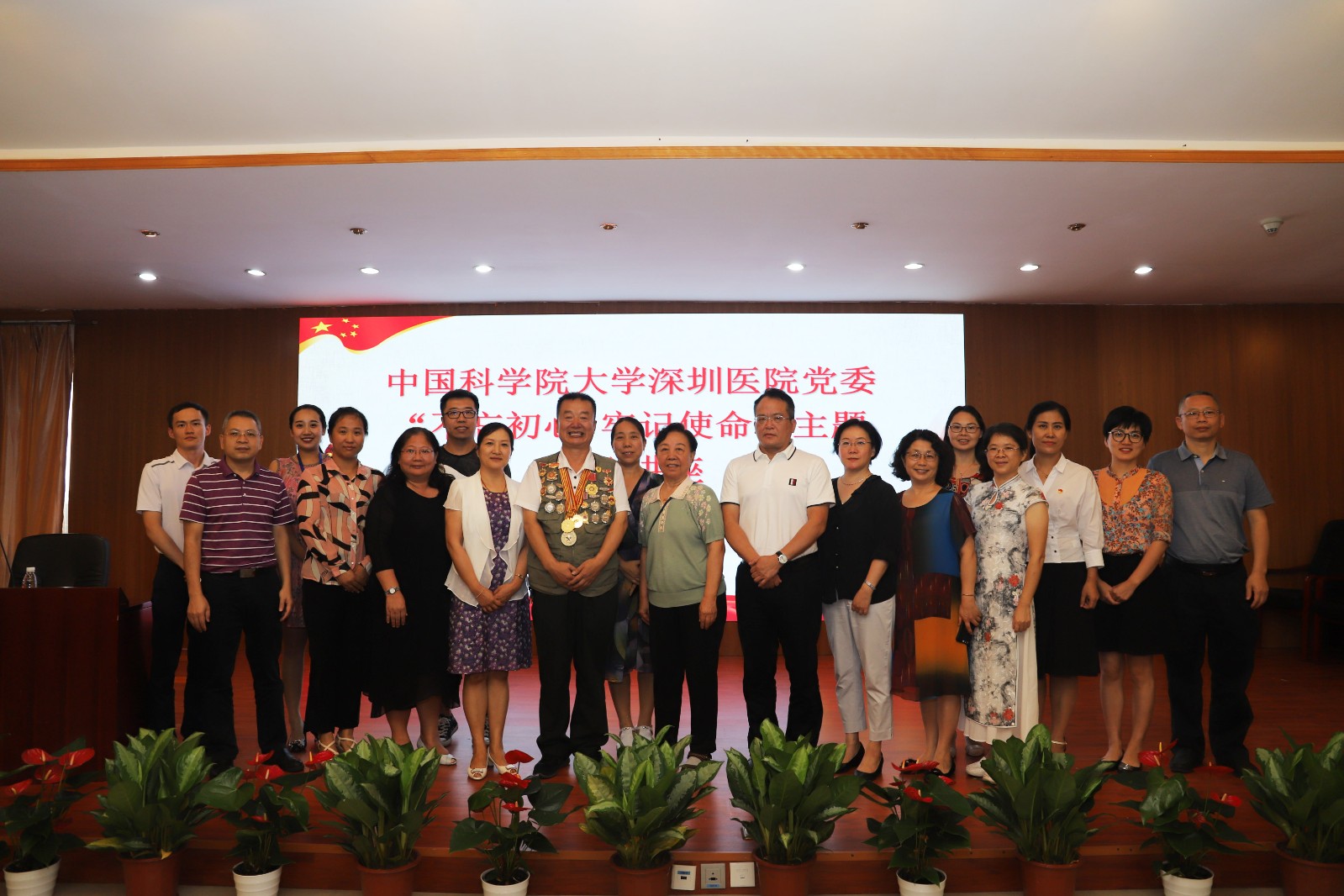 领导合影.jpg 领导合影.jpg