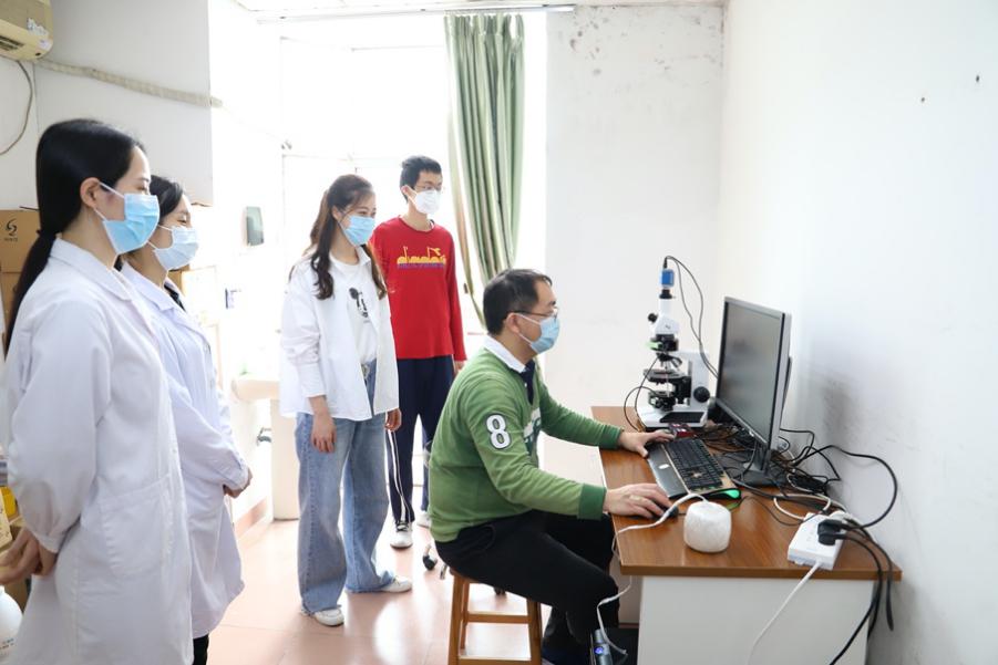 图片包含 人, 室内, 桌子, 电脑

描述已自动生成